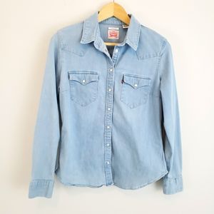Levi's Women's Denim Tailored Classic Western Shirt in amazing condition.